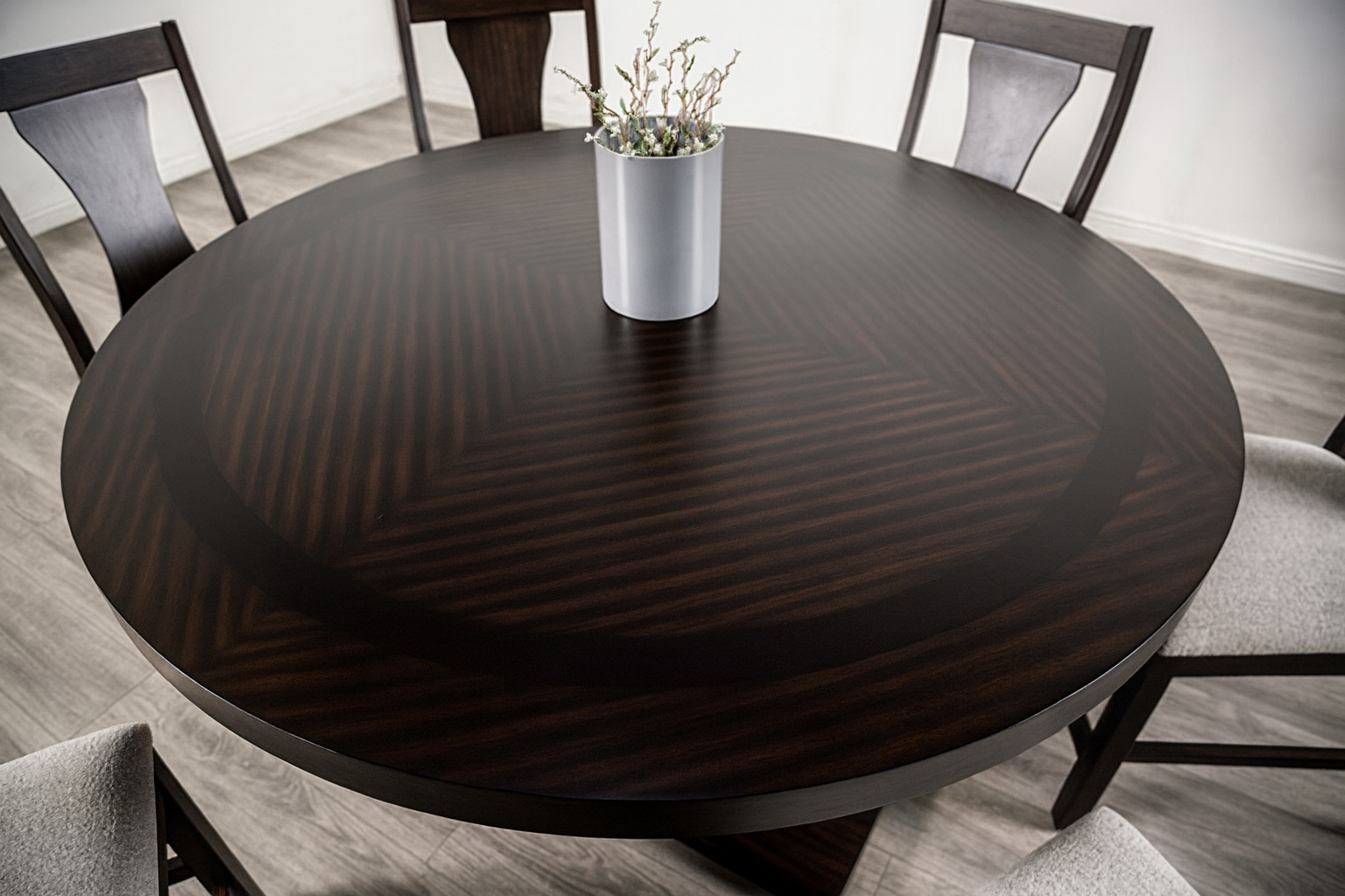 Holsworthy Round Dining Table & Side Chair (2/CTN)